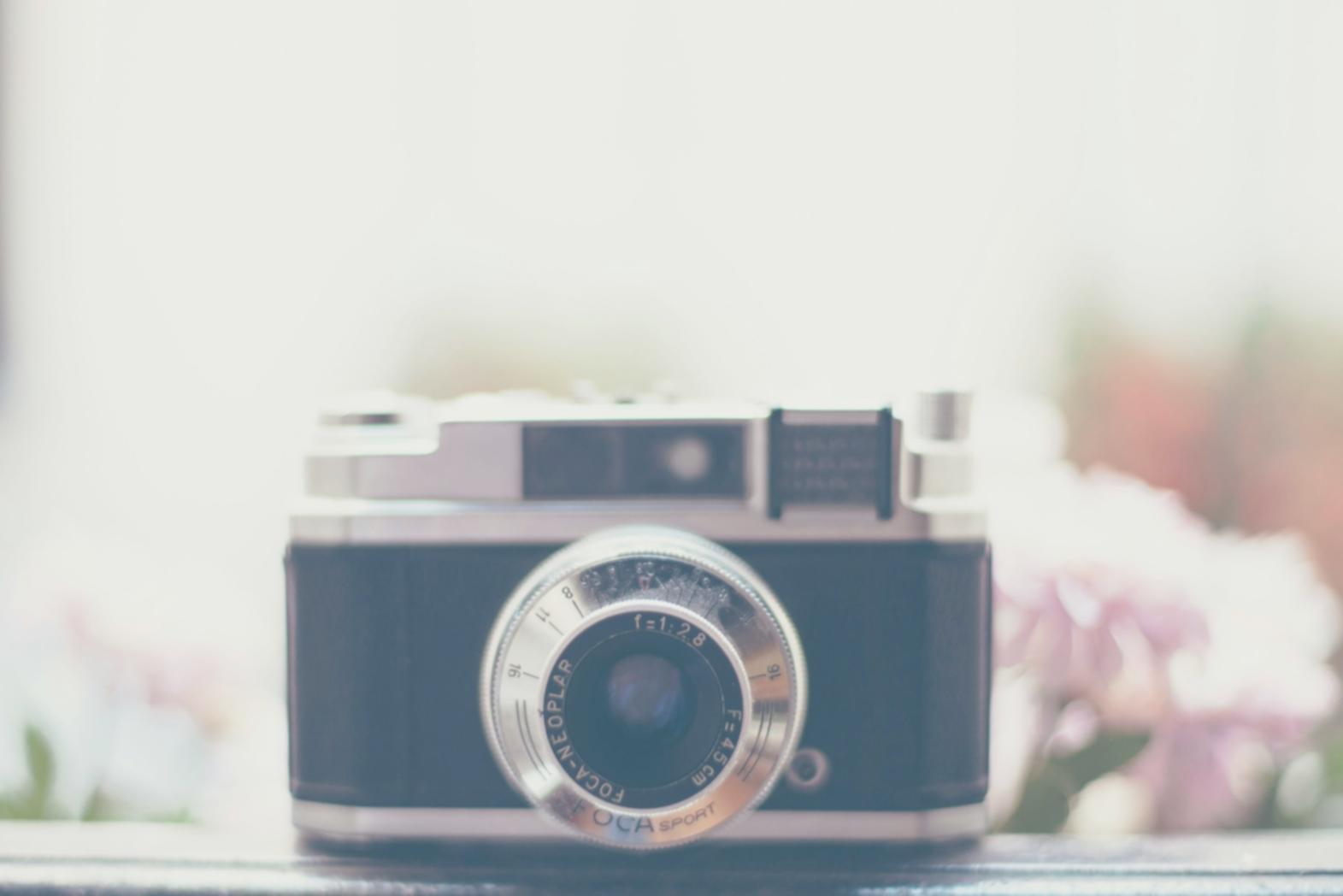 Kreatives Team bei der Zusammenarbeit an einem Videoprojekt