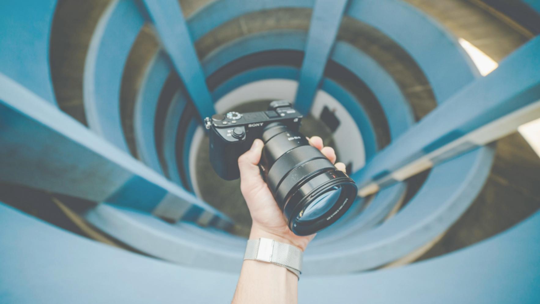 Moderner Videobearbeitungsplatz mit professioneller Software