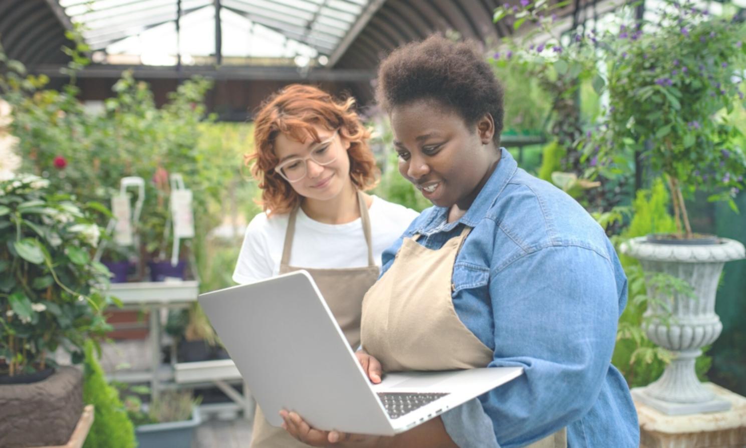 Professionelle Videobearbeitungsworkstation mit mehreren Monitoren