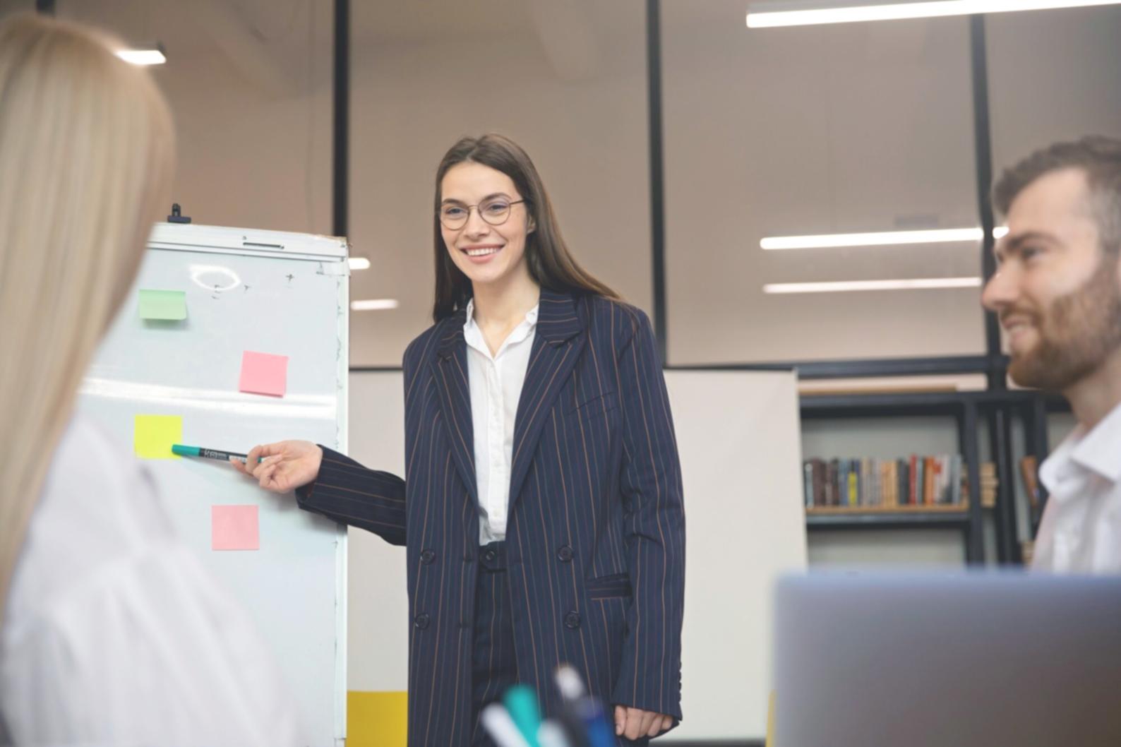 Workshop-Teilnehmer bei der gemeinsamen Bearbeitung eines Videoprojekts