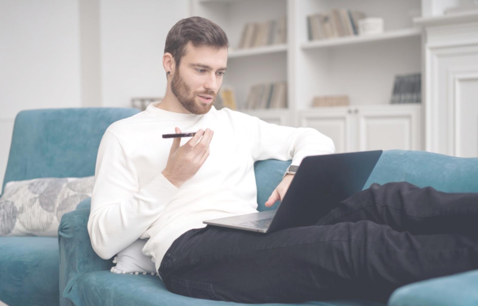 Professionelles Videoschnittstudio mit modernster Ausrüstung und kreativer Arbeitsatmosphäre